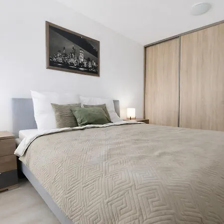 Nook I Morusa Airport Apartman *