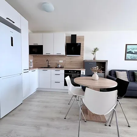 Nook I Morusa Airport Apartamento