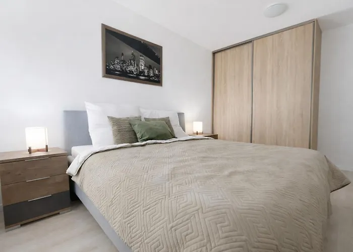 Nook I Morusa Airport Apartment *